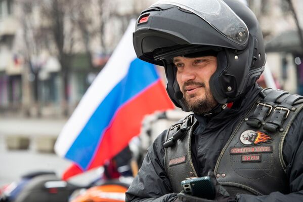 مشارك في سباق الدراجات النارية من سيمفيروبول إلى سيفاستوبول التابع لنادي الدراجات النارية ذئاب الليل في حدث احتفالي مخصص ليوم إعادة توحيد شبه جزيرة القرم مع روسيا. - سبوتنيك عربي