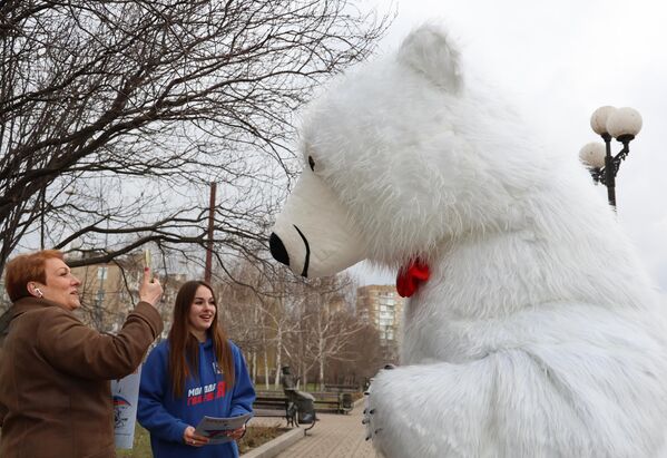 نشطاء منظمة الجمهورية الشابة يهنئون الشعب بمناسبة الذكرى السنوية لإعادة توحيد شبه جزيرة القرم مع روسيا  - سبوتنيك عربي
