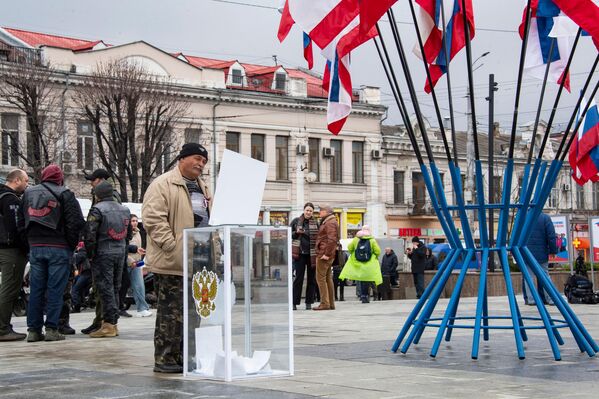 احتفالية مخصصة ليوم إعادة توحيد شبه جزيرة القرم مع روسيا في سيمفيروبول - سبوتنيك عربي
