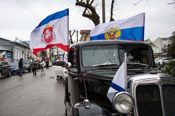 مسيرة بالسيارات من سيمفيروبول إلى سيفاستوبول في حدث احتفالي مخصص ليوم إعادة توحيد شبه جزيرة القرم مع روسيا - سبوتنيك عربي