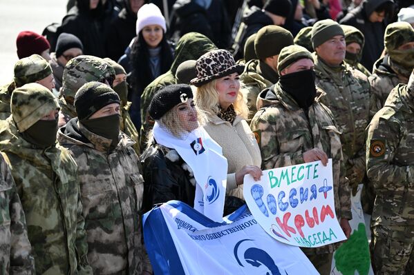 المشاركون في الحفل الموسيقي بمناسبة الذكرى الحادية عشرة لإعادة توحيد شبه جزيرة القرم مع روسيا عند النصب التذكاري المجد العسكري لأسطول المحيط الهادئ على جسر كورابيلنايا في مدينة فلاديفوستوك الروسية - سبوتنيك عربي