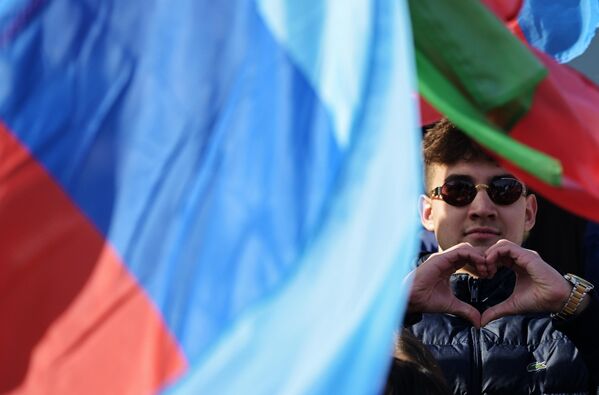 طلاب المؤسسات التعليمية العليا والثانوية في قازان ونشطاء &quot;الحرس الشاب لروسيا الموحدة&quot; والمنظمات العامة في جمهورية تتارستان يشاركون في مسيرة وطنية عشية يوم إعادة توحيد جمهورية القرم مع روسيا - سبوتنيك عربي