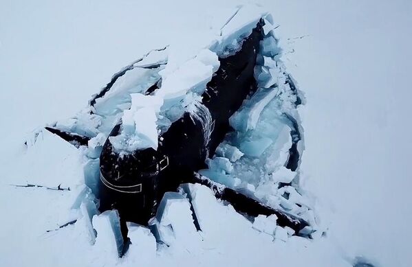 غواصة نووية تابعة للبحرية الروسية أثناء التدريبات كجزء من البعثة القطبية المعقدة للبحرية والجمعية الجغرافية الروسية &quot;أومكا-21&quot;. لأول مرة في تاريخ البحرية، ظهرت ثلاث غواصات نووية من تحت الجليد في القطب الشمالي. - سبوتنيك عربي