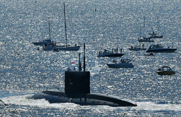 غواصة &quot;بي-274&quot; (بتروبافلوفسك كامتشاتسكي) من المشروع 636.3 &quot;فارشافيانكا&quot; خلال العرض البحري بمناسبة يوم البحرية الروسية في خليج فنلندا. - سبوتنيك عربي