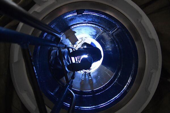 جندي يخرج إلى سطح غواصة فولخوف التي تعمل بالديزل والكهرباء من أسطول المحيط الهادئ. - سبوتنيك عربي