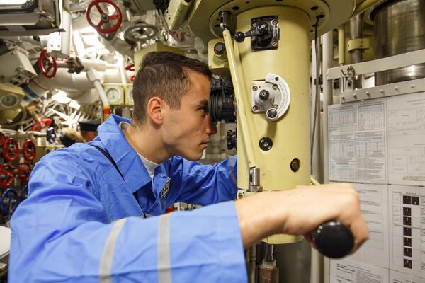 أحد أفراد طاقم الغواصة &quot;ستاري أوسكول&quot; خلال تدريبات تكتيكية خاصة في القاعدة البحرية في نوفوروسيسك. - سبوتنيك عربي