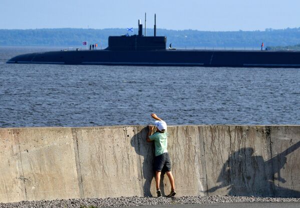الغواصة &quot;الأمير فلاديمير&quot; على الطريق في كرونشتادت عشية يوم البحرية. - سبوتنيك عربي