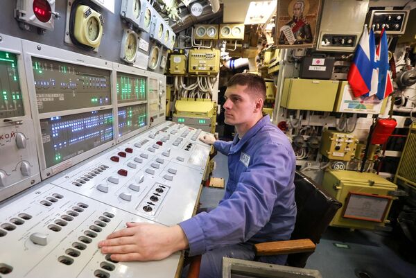 أحد أفراد طاقم الغواصة النووية &quot;تولا&quot; على متن غواصة راسية على رصيف قاعدة الأسطول الشمالي الروسي في مدينة جادجيفو بمنطقة مورمانسك. عادت الغواصة النووية تولا مؤخرًا من التدريبات وهي الآن في حالة استعداد قتالي كامل. - سبوتنيك عربي