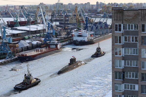 غواصة تعمل بالديزل والكهرباء ياكوتسك (في الوسط) في ميناء سانت بطرسبورغ. غواصة ياكوتسك هي السفينة السادسة من المشروع 636 لأسطول المحيط الهادئ التابع للبحرية الروسية. - سبوتنيك عربي