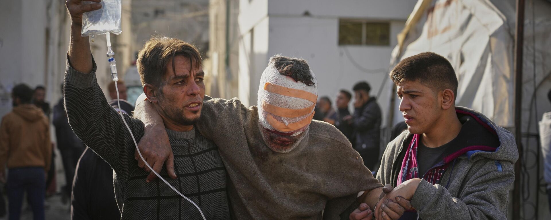 نقل جريح إلى مستشفى الأهلي إثر غارات جوية إسرائيلية على غزة - سبوتنيك عربي, 1920, 19.06.2025