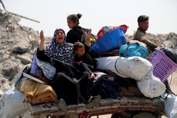 فلسطينيون ينتقلون إلى مناطق أكثر أمنا بعد الهجمات الإسرائيلية التي تنتهك وقف إطلاق النار في مدينة بيت حانون شمالي قطاع غزة - سبوتنيك عربي