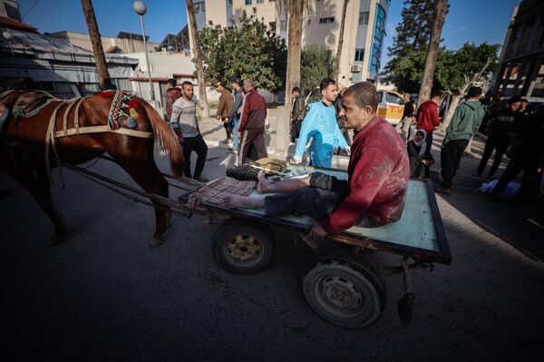تجمع الناس في ساحة مستشفى &quot;الأهلي العربي&quot;، المعروف أيضًا باسم المستشفى &quot;المعمداني&quot;، حدادًا ووداعًا لجثامين ضحايا القصف الإسرائيلي على مدينة غزة - سبوتنيك عربي