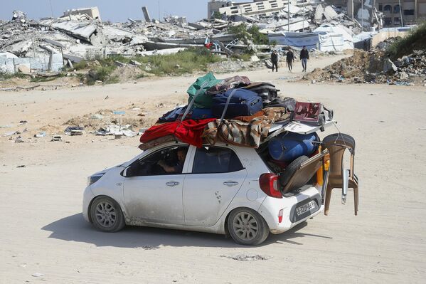 فلسطينيون يغادرون القطاع الشرقي من قطاع غزة بعد الغارات الجوية الإسرائيلية - سبوتنيك عربي