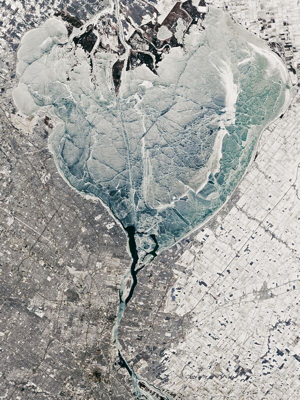 طبقة من الجليد تغطي بحيرة سانت كلير، التي تقع على حدود ولايتي ميشيغان الأمريكية وأونتاريو الكندية. - سبوتنيك عربي