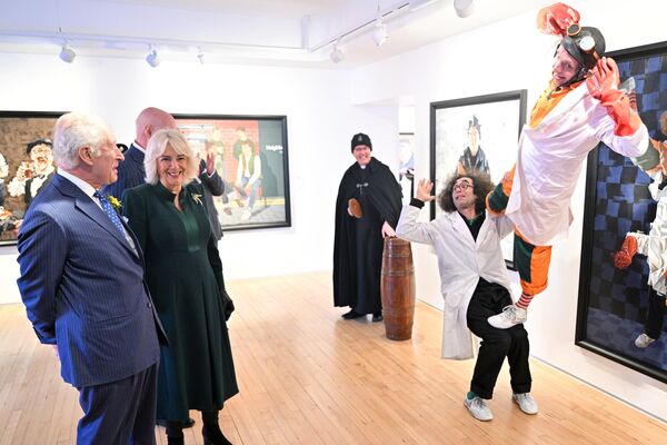 التقت الملكة كاميلا والملك تشارلز الثالث ببعض الشخصيات المعروضة في معرض سي هولي خلال زيارة رسمية إلى أيرلندا الشمالية في 19 مارس 2025. - سبوتنيك عربي