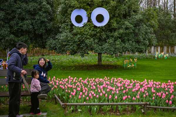 يستمتع الزوار بأزهار التوليب المتفتحة في حديقة "نانجينغ غرين" للمعارض مع حلول فصل الربيع في 15 مارس 2025 في نانجينغ، مقاطعة جيانغسو الصينية. - سبوتنيك عربي