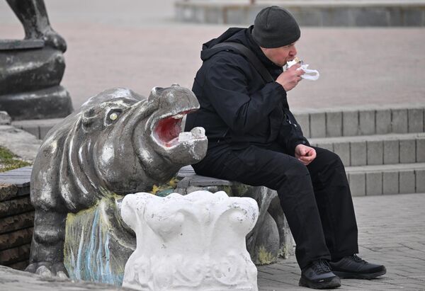 رجل يجلس على مقعد على الجسر في بيرديانسك. - سبوتنيك عربي