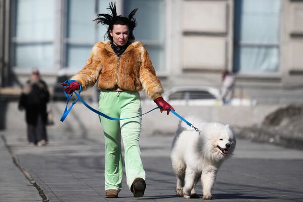 أحد المارة في ساحة لينين في نوفوسيبيرسك. - سبوتنيك عربي