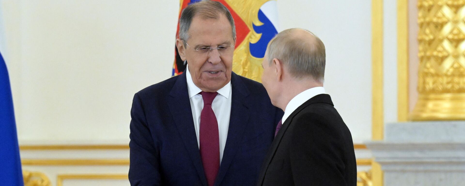 الرئيس الروسي  فلاديمير بوتين يصافح وزير الخارجية الروسي سيرغي لافروف - سبوتنيك عربي, 1920, 25.06.2025