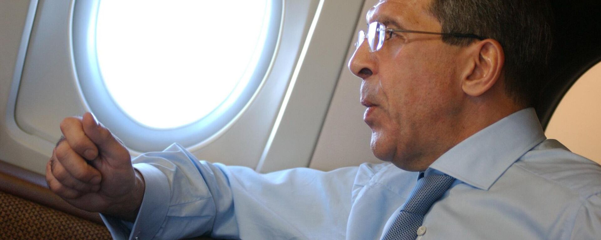 Министр иностранных дел РФ Сергей Лавров в салоне самолета во время поездки в очередную командировку - سبوتنيك عربي, 1920, 21.03.2025