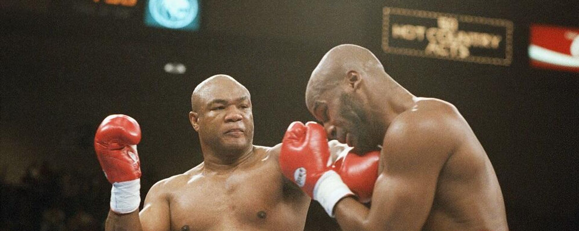 جورج فورمان يضرب مايكل مورر في وجهه بضربة يسارية خلال الجولة الثانية من نزالهما على بطولة الوزن الثقيل في إم جي إم جراند في لاس فيغاس، 5 نوفمبر/ تشرين الثاني 1994 جورج فورمان يضرب مايكل مورر في وجهه بضربة يسارية خلال الجولة الثانية من نزالهما على بطولة الوزن الثقيل في إم جي إم جراند في لاس فيغاس، 5 نوفمبر/ تشرين الثاني 1994 - سبوتنيك عربي, 1920, 22.03.2025