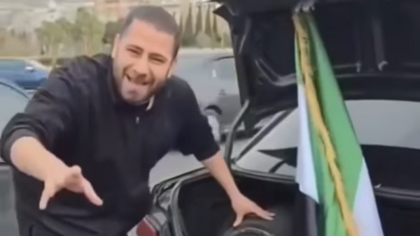 صور من فيديو متداول لناشط سوري مهدد بعد نشر فيديو لنشر تراتيل مسيحية ردا على سيارات الدعوة   - سبوتنيك عربي