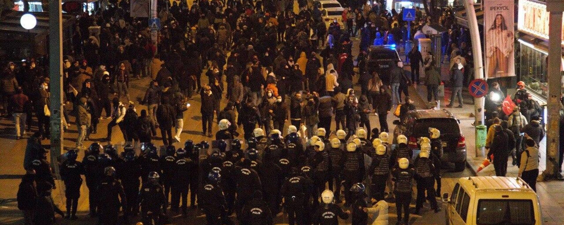 تدخل الشرطة في مواجهة مجموعة من المتظاهرين المؤيدين لأكرم إمام أوغلو في أنقرة - سبوتنيك عربي, 1920, 23.03.2025