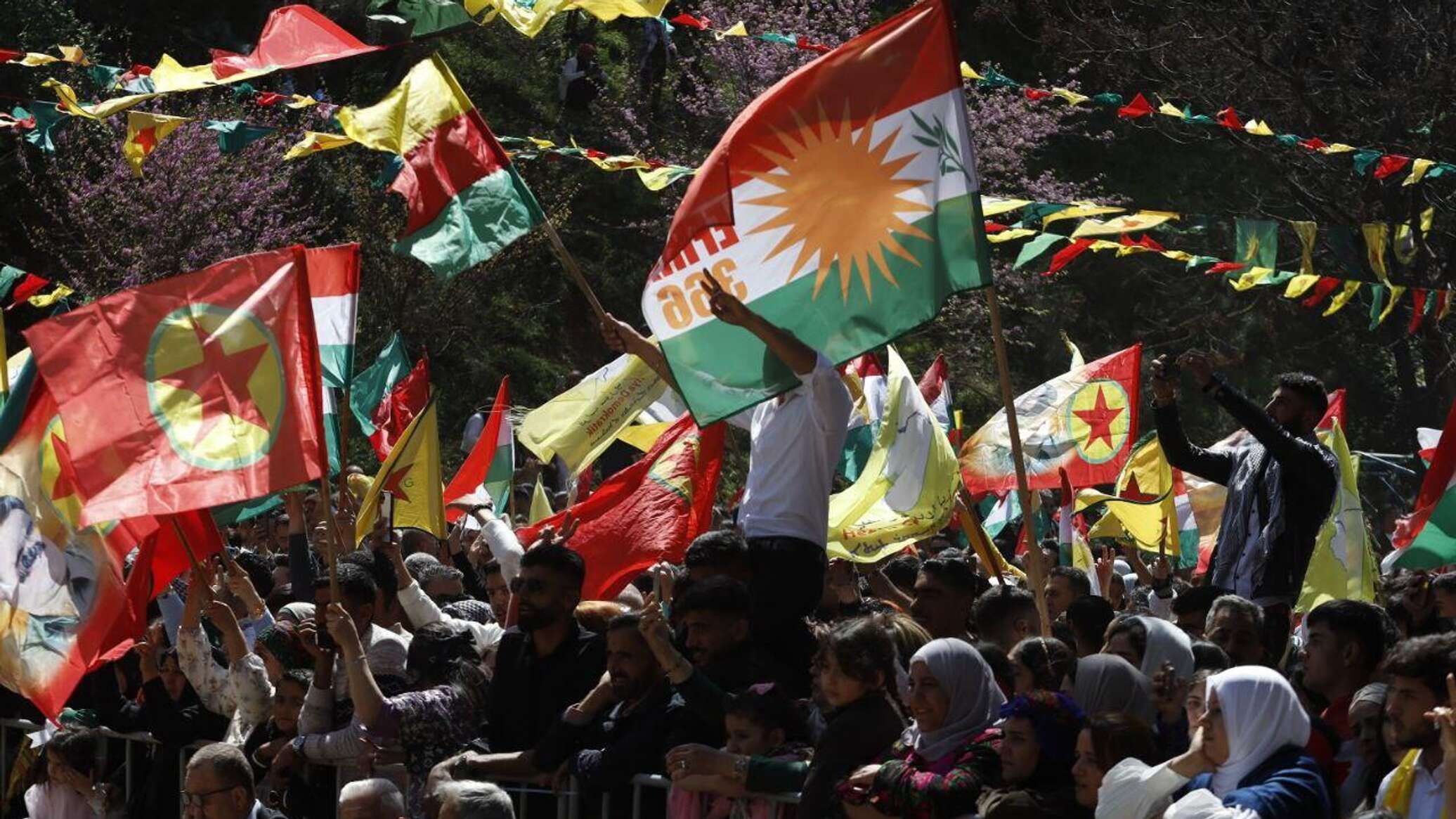 ألوان بهية ووجوه جميلة تزين احتفالات عيد نوروز في لبنان