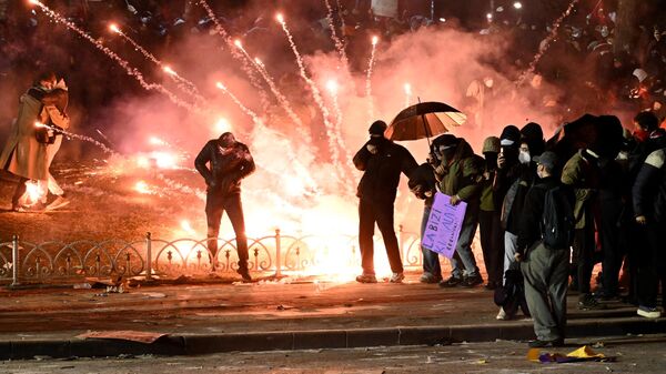 Участники протестов в Стамбуле против задержания мэра города Экрема Имамоглу - سبوتنيك عربي