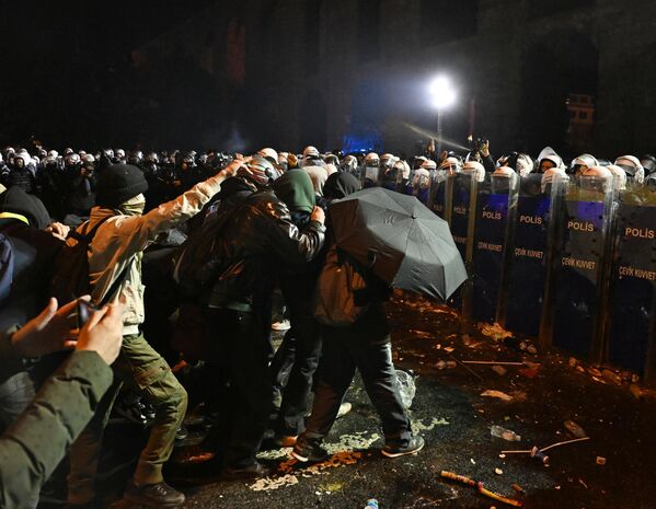 مواطنون مشاركون في مسيرة لدعم رئيس بلدية إسطنبول المعتقل أكرم إمام أوغلو في حديقة ساراتشانه في إسطنبول يقفون أمام ضباط حفظ النظام. - سبوتنيك عربي