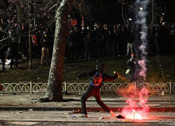 أحد المشاركين في الاحتجاجات لدعم رئيس بلدية إسطنبول المعتقل أكرم إمام أوغلو يقوم بقفذف مفرقعات نارية. - سبوتنيك عربي