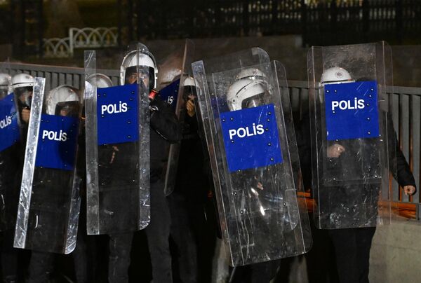 ضباط الشرطة خلال مسيرة لدعم عمدة إسطنبول المحتجز أكرم إمام أوغلو في حديقة ساراجهانة في إسطنبول. - سبوتنيك عربي