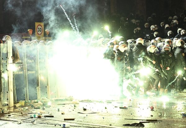 مفرقعات نارية تنفجر أمام ضباط الشرطة خلال احتجاجات لدعم عمدة إسطنبول المحتجز أكرم إمام أوغلو - سبوتنيك عربي