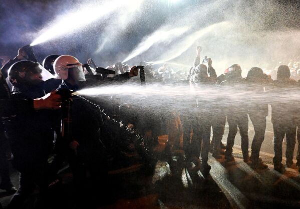 تستخدم الشرطة رذاذ الفلفل ضد المتظاهرين لدعم عمدة إسطنبول المحتجز أكرم إمام أوغلو في حديقة ساراجهان في إسطنبول. - سبوتنيك عربي