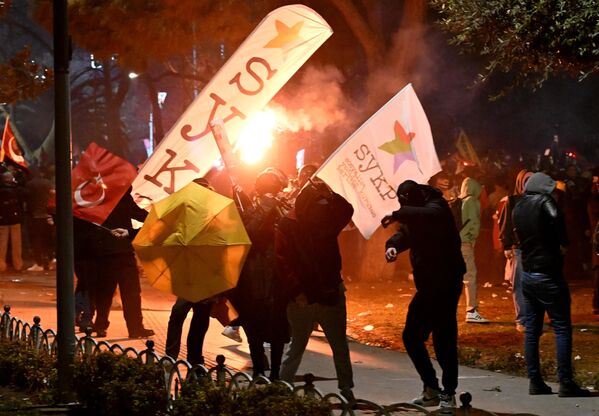 المشاركون في الاحتجاجات يرفعون رايات لدعم رئيس بلدية إسطنبول المعتقل أكرم إمام أوغلو - سبوتنيك عربي