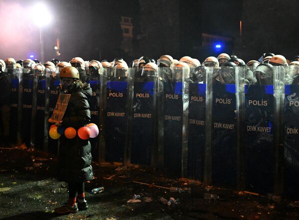 ضباط الشرطة في الخدمة خلال مسيرة لدعم عمدة إسطنبول المحتجز أكرم إمام أوغلو في حديقة ساراتشان في إسطنبول. - سبوتنيك عربي