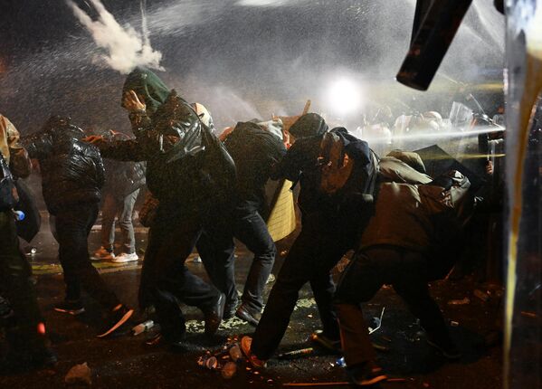 تستخدم الشرطة رذاذ الفلفل ضد المتظاهرين لدعم عمدة إسطنبول المحتجز أكرم إمام أوغلو - سبوتنيك عربي