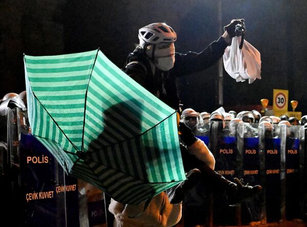 المشاركون في الاحتجاجات لدعم رئيس بلدية إسطنبول المعتقل أكرم إمام أوغلو في حديقة ساراتشانه في إسطنبول. - سبوتنيك عربي