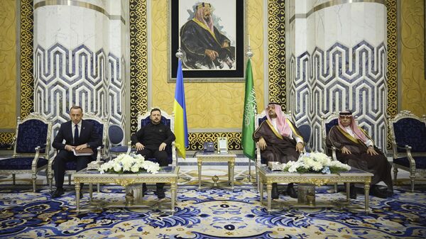فلاديمير زيلينسكي مع الأمير سعود بن مشعل، نائب حاكم منطقة مكة المكرمة في المملكة العربية السعودية 10 مارس 2025. - سبوتنيك عربي