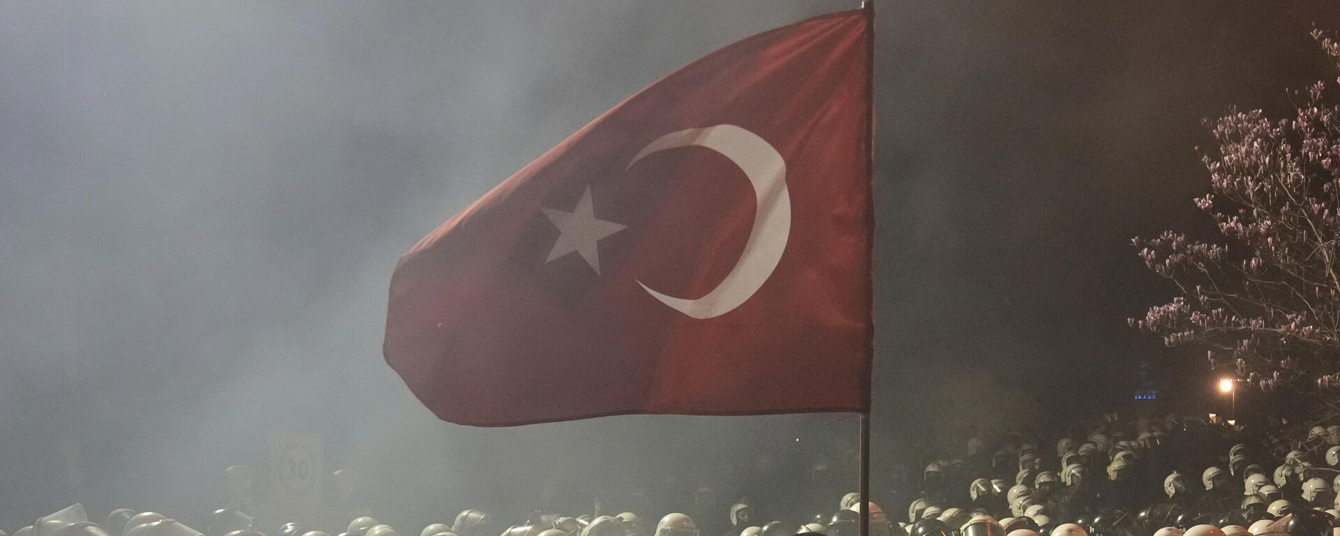 متظاهر يرفع العلم التركي خلال احتجاج على اعتقال رئيس بلدية إسطنبول أكرم إمام أوغلو - سبوتنيك عربي, 1920, 24.03.2025