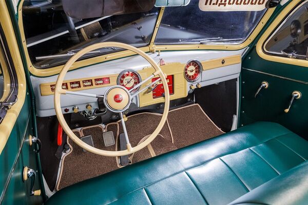 صورة من داخل سيارة "جي إيه زد-إم 20 إيه" موديل 1954، حيث قام متحف النقل في موسكو بإحياء أول "تاكسي" سوفييتية في موسكو منذ الحرب العالمية الثانية - سبوتنيك عربي