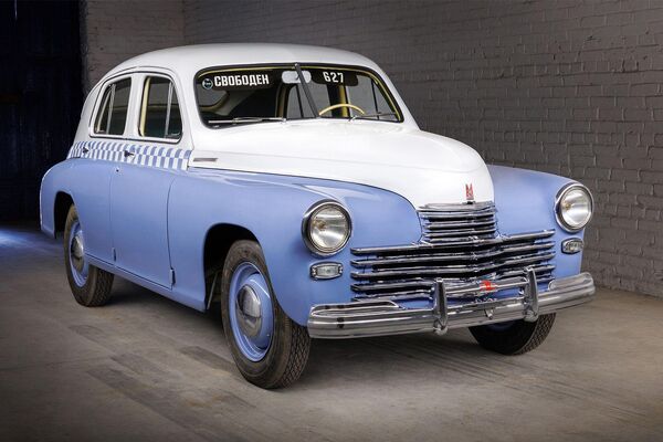 صورة من الخارج يظهر هيكل سيارة "جي إيه زد-إم 20 إيه" موديل 1954 حيث قام متحف النقل في موسكو بإحياء أول "تاكسي" سوفييتية في موسكو منذ الحرب العالمية الثانية - سبوتنيك عربي