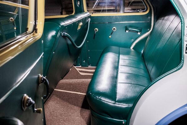 صورة للمقعد الخلفي داخل سيارة "جي إيه زد-إم 20 إيه" موديل 1954، حيث قام متحف النقل في موسكو بإحياء أول "تاكسي" سوفييتية في موسكو منذ الحرب العالمية الثانية - سبوتنيك عربي