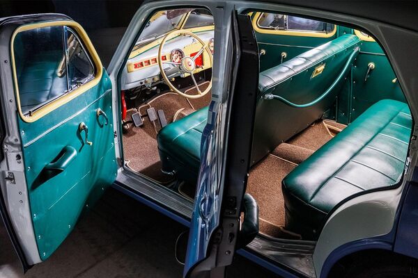 صورة لسيارة "جي إيه زد-إم 20 إيه" موديل 1954 من الداخل، حيث قام متحف النقل في موسكو بإحياء أول "تاكسي" سوفييتية في موسكو منذ الحرب العالمية الثانية - سبوتنيك عربي