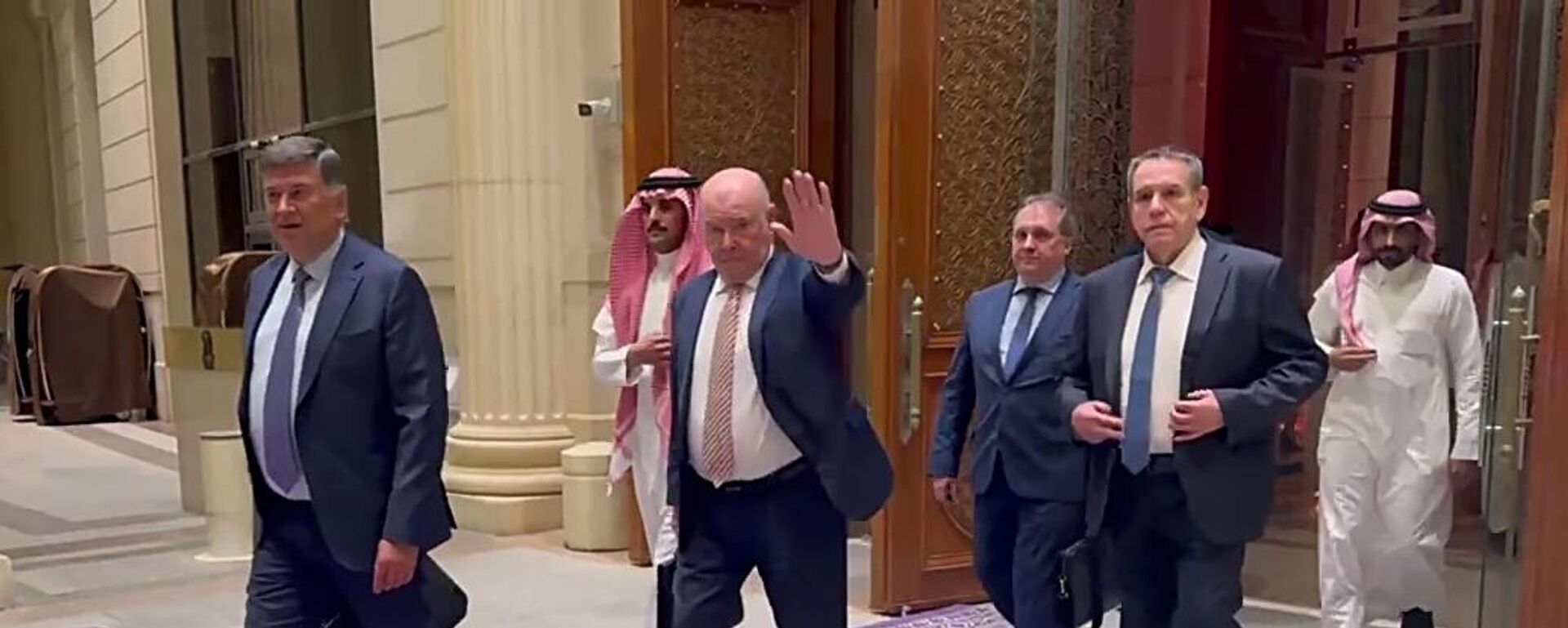 الوفد الروسي المفاوض خلال المحادثات مع الجانب الأمريكي في الرياض  - سبوتنيك عربي, 1920, 15.05.2025