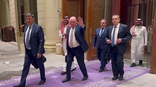 الوفد الروسي المفاوض خلال المحادثات مع الجانب الأمريكي في الرياض  - سبوتنيك عربي