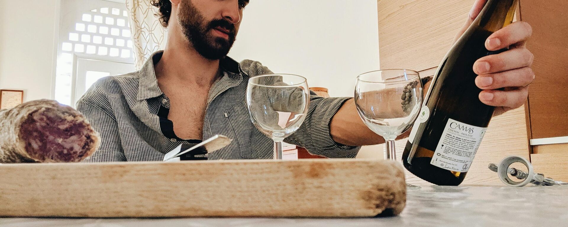 شخص يتناول  الطعام - سبوتنيك عربي, 1920, 26.03.2025