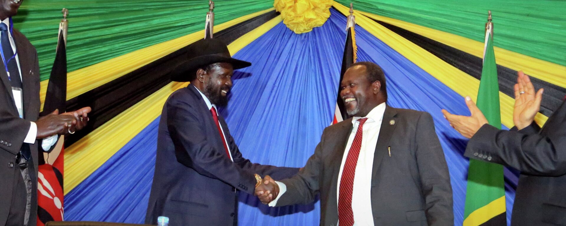 South Sudan's President Salva Kiir, left, shakes hands with rebel leader and former vice president Riek Machar - سبوتنيك عربي, 1920, 26.03.2025