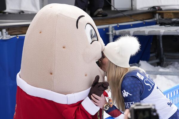 لقطة طريفة لفتاة تقبل مشجع يرتدي زيا لشخصية كرتونية ضمن بطولة "سوبر جي" للسيدات في أيداهو، الولايات المتحدة. - سبوتنيك عربي