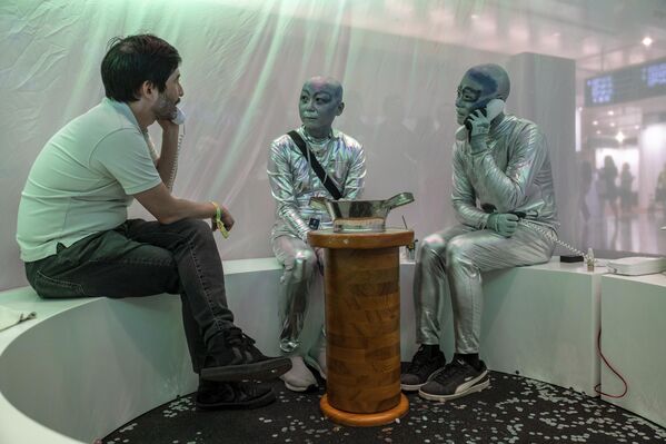 صورة لفنانين داخل كبسولة الأعمال الفنية "زون إكس سبيس" في آرت بازل في هونغ كونغ. - سبوتنيك عربي